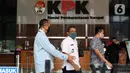 Bupati Blora, Djoko Nugroho (tengah) berjalan keluar dari gedung KPK usai menjalani pemeriksaan, Jakarta, Kamis (6/8/2020). Djoko diperiksa sebagai saksi dalam kasus dugaan suap terkait kegiatan penjualan dan pemasaran pada PT Dirgantara Indonesia Tahun 2007-2017. (Liputan6.com/Helmi Fithriansyah)