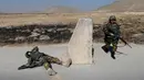 Komandan prajurit wanita Tentara Nasional Afganistan (ANA) bersama anggotanya mensimulasikan penanggulangan cedera saat mengikuti sesi latihan menembak di Kabul Military Training Centre (KMTC), di Afghanistan, 26 Oktober 2016. (REUTERS/Mohammad Ismail)