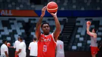 Pebasket Kanada, RJ Barrett (tengah) menembak bola saat melakukan latihan menjelang laga Piala Dunia FIBA 2023 melawan Prancis di Indonesia Arena, Senayan, Jakarta, Kamis (24/08/2023). (Bola.com/Bagaskara Lazuardi)