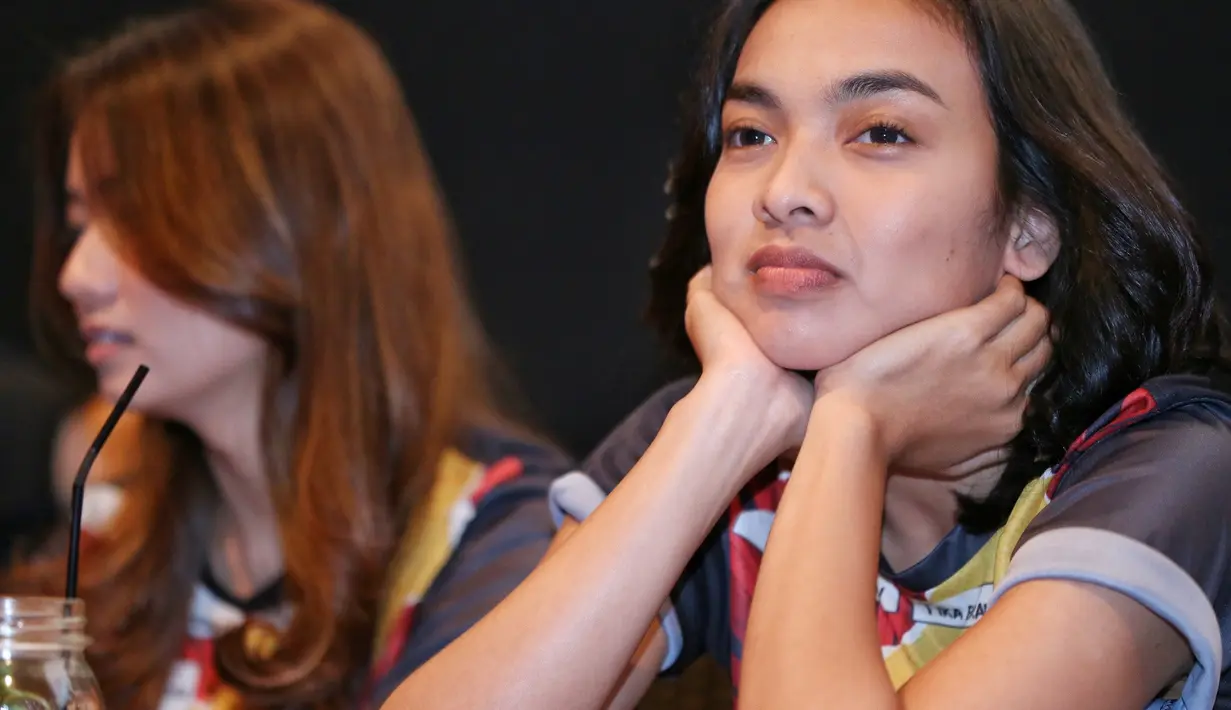 "Sedikasihnya aja sih, tapi juga kalau belum dikasih kerja seperti biasanya aja. Syuting masih ada 2 film, masih ada iklan, terus masih ada ftv, lagi rame juga sih jadi jarang ketemu juga, sedikasihnya aja," ucap Tika. (Adrian Putra/Bintang.com)