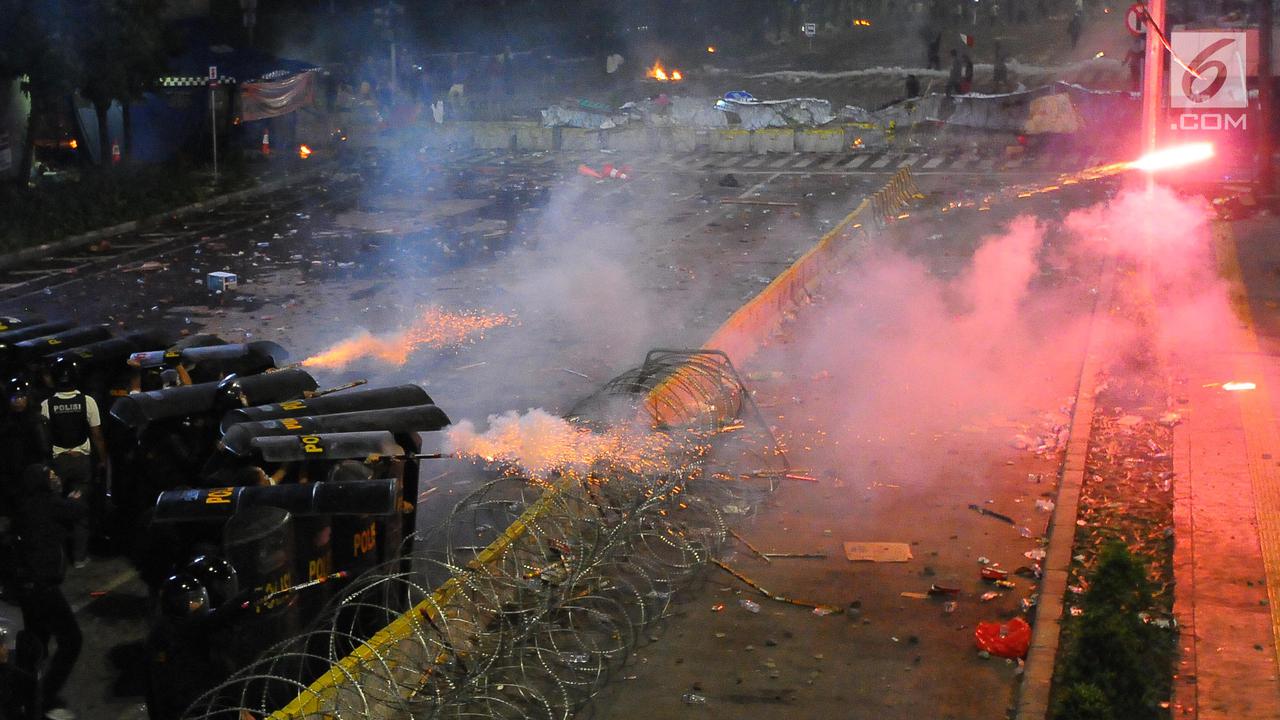 Bentrokan di Depan Gedung Bawaslu