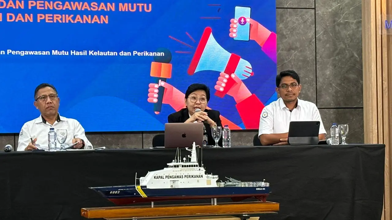 Kepala Badan Pengendalian dan Pengawasan Mutu Hasil Kelautan dan Perikanan (BPPMHKP) Ishartini dalam konferensi pers di Gedung Mina Bahari 4 KKP, Jakarta, Kamis (13/6/2024). (Tira/Liputan6.com)
