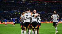Pemain Timnas Jerman merayakan gol yang tercipta ke gawang Prancis dalam pertandingan uji coba internasional di Groupama Stadium, Minggu (24/3/2024) dini hari WIB. Jerman menang 2-0 atas Prancis dalam laga tersebut. (Olivier CHASSIGNOLE / AFP)