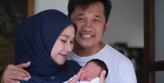 Setelah melahirkan anak kelimanya di Yogyakarta, kini Zaskia Adya Mecca bersama sang suami, Hanung Bramantyo dan anak-anaknya kembal ke Jakarta. Banyak hal yang  harus dilakukan mereka di Jakarta, salah satunya menyunat Bhaj Kama. (Instagram/zaskiadyamecca)