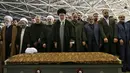 Ayatollah Ali Khamenei (tengah) memimpin salat jenazah mantan Presiden Iran, Hashemi Rafsanjani di kampus Tehran University di Teheran, Iran (10/1). Ratusan ribu pelayat membanjiri jalan-jalan di Teheran untuk mendoakan kepergian Hashemi Rafsanjani. (AP)