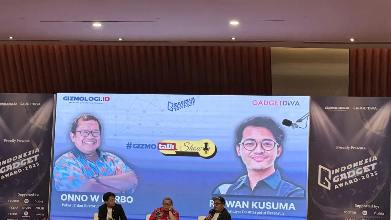 Research Associate Counterpoint, Ridwan Kusuma, memaparkan riset bertajuk 'Tren AI & Indonesia Smartphone Market Overview' di ajang Indonesia Gadget Award 2025. Liputan6.com/Iskandar
