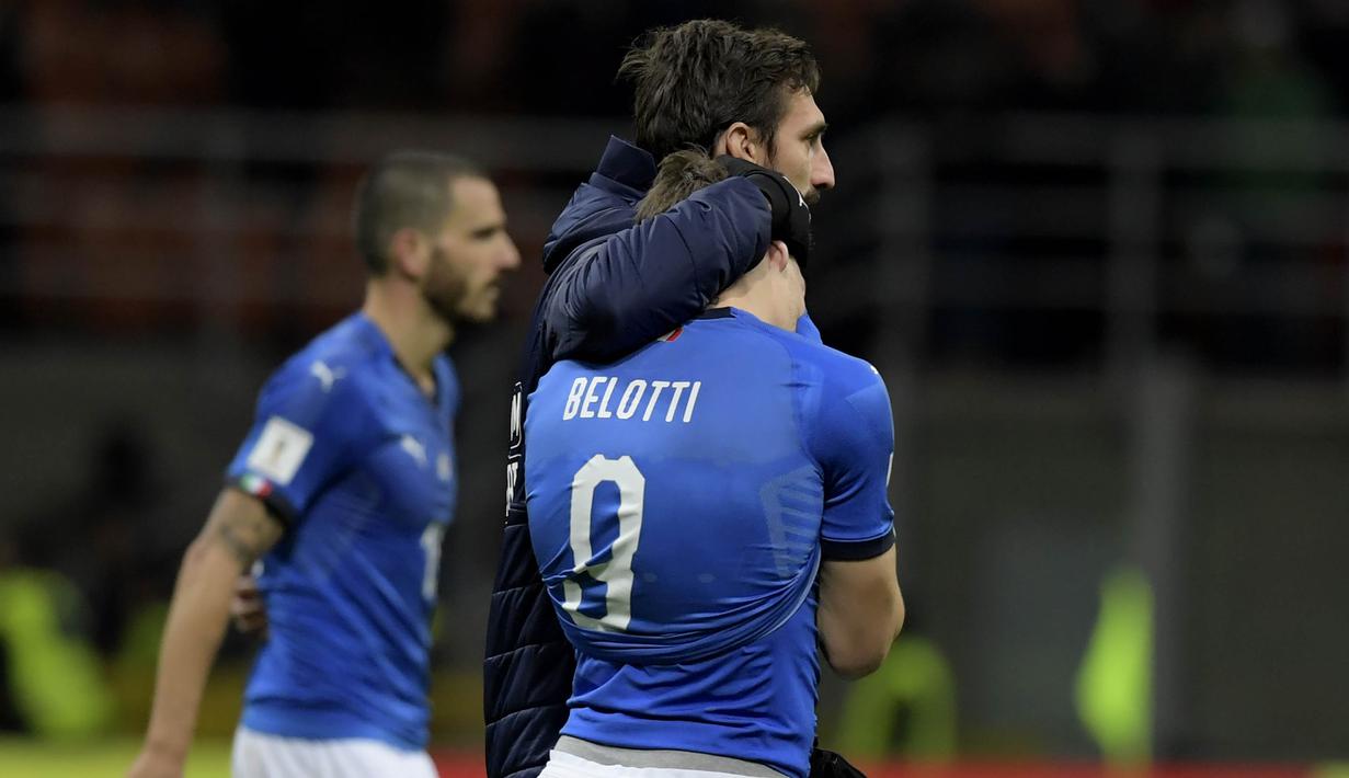 Striker Italia, Andrea Belotti, tampak sedih usai gagal membawa Italia lolos ke Piala Dunia 2018 setelah disingkirkan Swedia di Stadion Giuseppe Meazza, Senin (13/11/2017). Italia bermain imbang 0-0 dengan Swedia. (AFP/Miguel Medina)