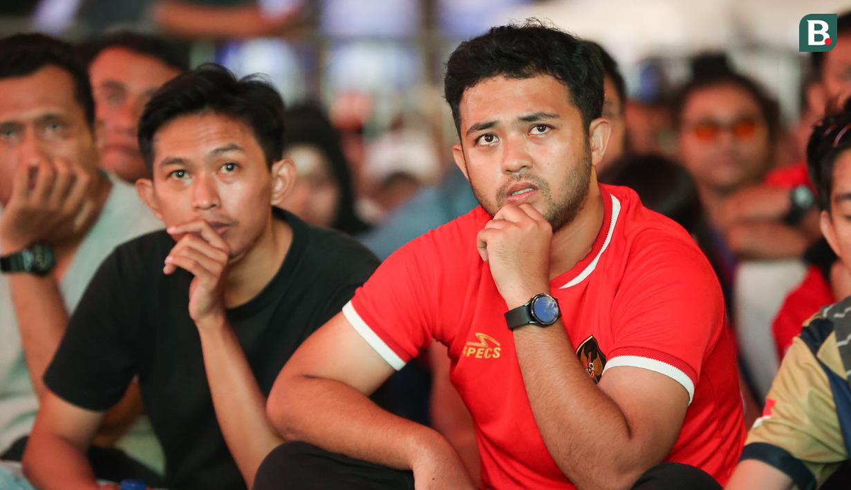 Fans Garuda tampak tegang pada saat nonton bareng pertandingan Timnas Indonesia vs China di Kompleks Stadion Utama Gelora Bung Karno (SUGBK), Senayan, Jakarta, Selasa (15/10/2024) malam WIB. (Bola.com/Abdul Aziz)