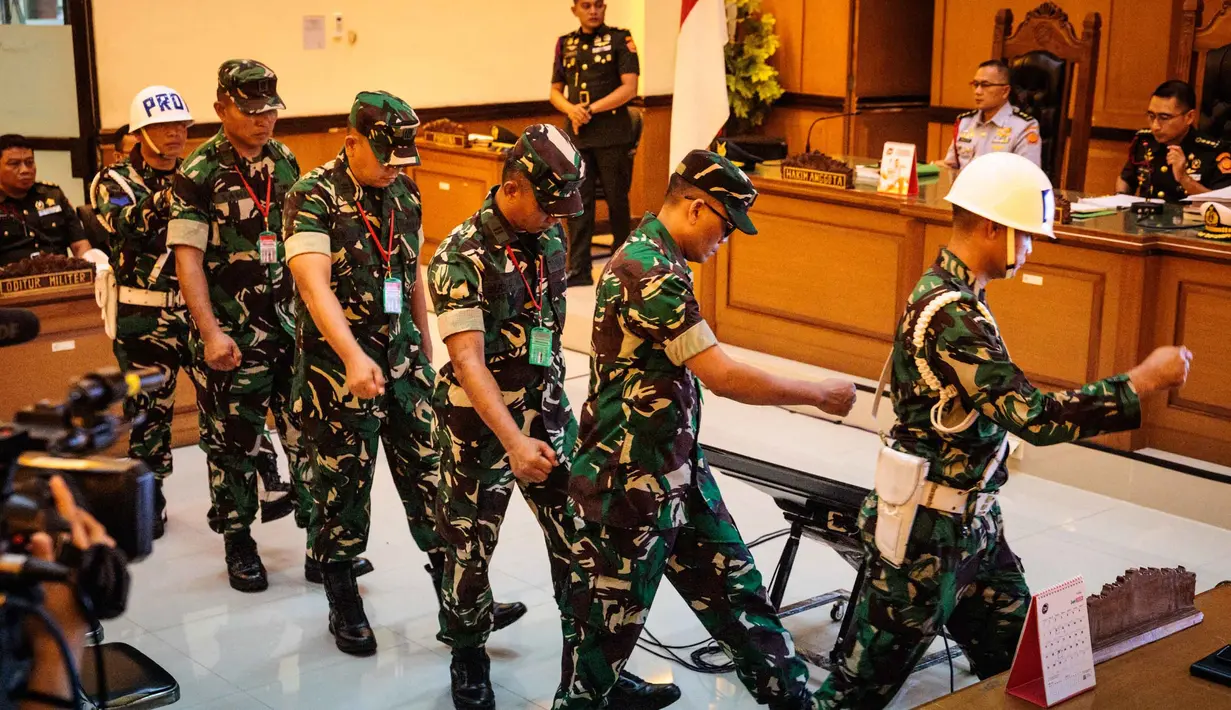 Empat personel Tentara Nasional Indonesia (TNI) yang dituduh menyiram air keras ke seorang aktivis Hak Asasi Manusia (HAM) usai menjalani sidang putusan di Pengadilan Militer II-08, Jakarta pada Rabu 10 Juni 2026. (Yasuyoshi Chiba/AFP)