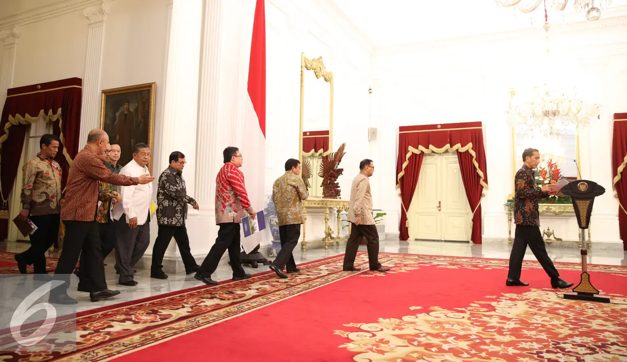 Presiden Jokowi jelang mengumumkan paket kebijakan ekonomi tahap pertama di Istana Merdeka, Jakarta, Rabu (9/9/2015). Pemerintah fokus pada penguatan ekonomi makro, daya saing ekonomi nasional, dan pemberdayaan ekonomi rakyat. (Liputan6.com/Faizal Fanani)