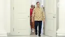 Gubernur DKI Jakarta Anies Baswedan (depan) diikuti istri Fery Farhati tiba untuk menyapa para Aparatur Sipil Negara (ASN) di Balai Kota DKI Jakarta, Jumat (14/10/2022). Di hari terakhir menjabat sebagai Gubernur DKI Jakarta, Anies Baswedan menyempatkan diri untuk menyapa ASN di Balai Kota. (Liputan6.com/Faizal Fanani)
