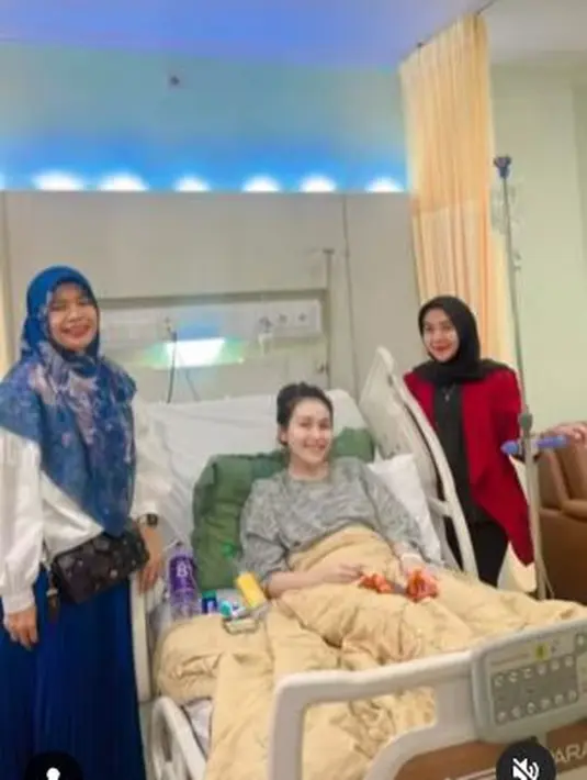 <p>Ayu Ting Ting, dibesuk kedua temannya saat berada di rumah sakit. (Foto: Instagram/@mom_ayting92_)</p>