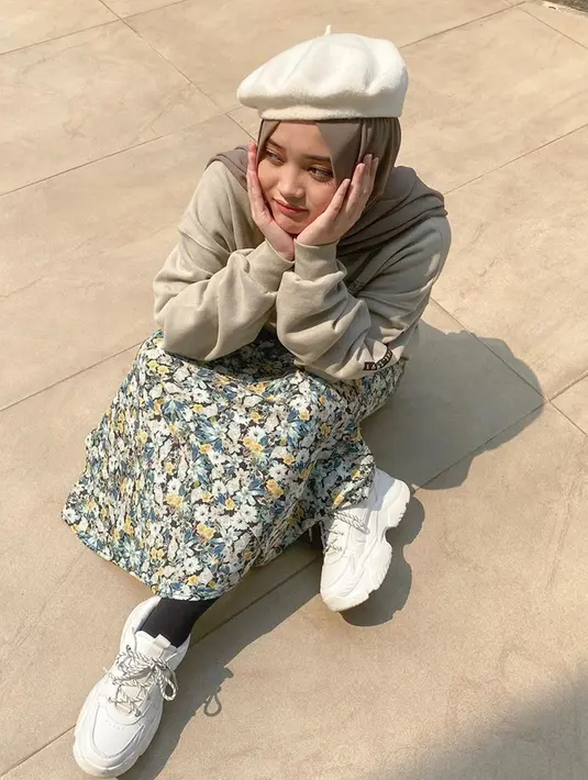 Sebagai pecinta Kpop, Putri Delina juga kerap berpenampilan bak orang Korea. Seperti memadukan sweater tebal dan rok bermotif bunga. Tak ketinggalan topi baret berwarna putih yang kekinian. (Liputan6.com/IG/@putridelinaa)