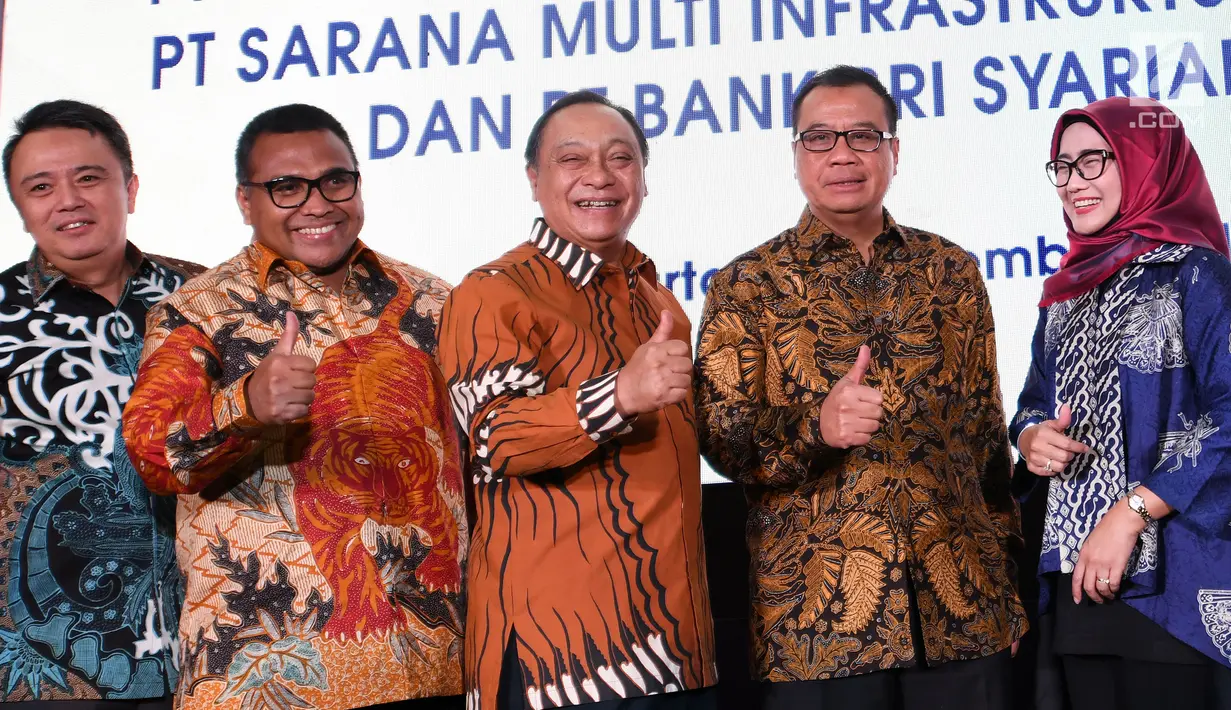 Dirut BTN Maryono (tengah) dan Direktur Utama AP 1 Faik Fahmi (kedua kanan) foto bersama usai penandatanganan perjanjian kredit korporasi senilai Rp.2 Triliun (non revolfing), Jakarta (18/12). (Liputan6.com/HO/Suryo)