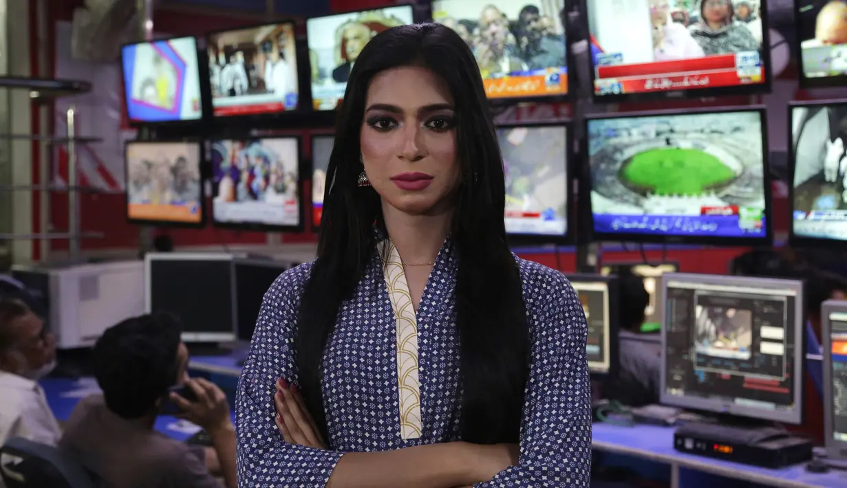 Pembawa berita transgender pertama di Pakistan, Marvia Malik berpose di ruang kontrol saluran televisi Kohenoor di Lahore, Selasa (27/3). Meski telah meraih pekerjaan itu, ia menyebut keluarganya masih belum dapat menerima identitasnya (AP/K.M. Chaudary)