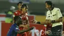 Gelandang Persib Bandung, Michael Essien, melakukan protes terhadap wasit. Dalam debutnya, mantan pemain Chelsea ini belum mampu mempersembahkan kemenangan untuk Maung Bandung. (Bola.com/M Iqbal Ichsan).