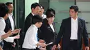 Menteri Pertahanan Jepang Tomomi Inada tiba di kediaman resmi Perdana Menteri Shinzo Abe di Tokyo, Jumat, (28/7). Inada sendiri selama ini disebut sebagai orang kepercayaan PM Abe. (AP Photo/Eugene Hoshiko)