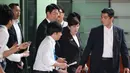 Menteri Pertahanan Jepang Tomomi Inada tiba di kediaman resmi Perdana Menteri Shinzo Abe di Tokyo, Jumat, (28/7). Inada sendiri selama ini disebut sebagai orang kepercayaan PM Abe. (AP Photo/Eugene Hoshiko)