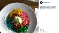 Yuk wujudkan bekal unik untuk buah hati Anda. Salah satunya spaghetti pelangi yang satu ini. (Foto: instagram/ @esteputri)