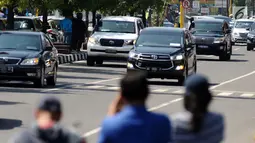 Iring-iringan kendaraan yang membawa mantan Presiden Amerika Serikat, Barack Obama terlihat menuju Pangkalan Udara Adi Sutjipto, Yogyakarta, Jumat (30/6). Obama beserta keluarga akan melanjutkan perjalanan menuju Jakarta. (Liputan6.com/Helmi Fithriansyah)