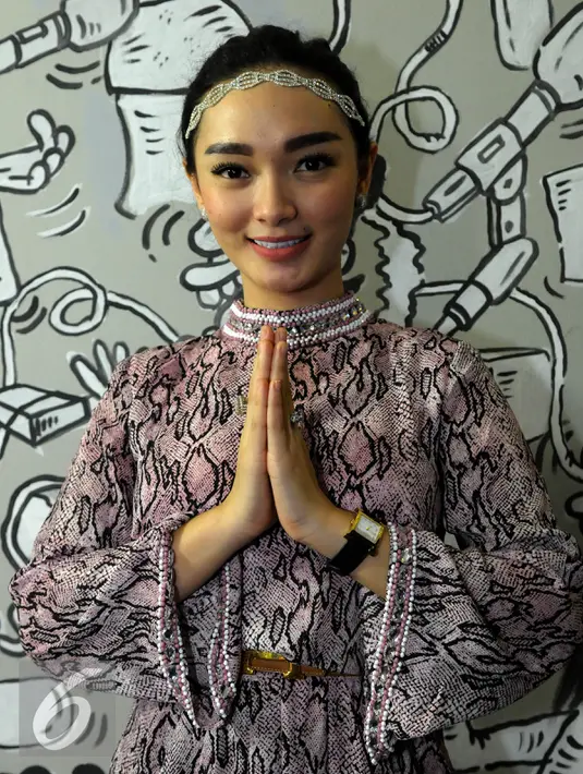 Sebagai penyanyi, Zaskia 'Gotik' yang akrab disapa Eneng ini memang sangat memperhatikan penampilan. Foto diambil pada Senin (29/6/2015). (Liputan6.com/Faisal R Syam)