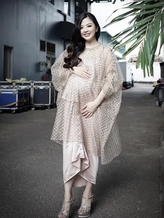Meskipun sedang hamil 8 bulan, namun kecantikan wanita kelahiran 8 Februari 1987 itu seakan tidak pernah luntur. (Foto: instagram.com/frandaaa87)