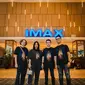 “Kami senang berkolaborasi dengan IMAX untuk menghadirkan Pengabdi Setan 2: Communion yang telah menjalani proses DMR pakai teknologi IMAX, akan tayang mulai 4 Agustus 2022 di seluruh Indonesia,” kata Joko Anwar. Keputusan ini diambil bukan untuk gaya-gayaan. Joko Anwar ingin memberi pengalaman sinematik yang lebih nyata agar para pencinta film dapat masuk ke dunia keluarga Ibu Mawarni Soewono. (Foto: Dok. Poplicist)