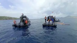 Sebelumnya, sebuah kapal wisatawan tenggelam di perairan Labuan Bajo, Nusa Tenggara Timur, pada Jumat (26/12) malam. Empat warga negara asing (WNA) asal Spanyol dilaporkan hilang dan hingga kini masih dalam pencarian oleh tim SAR gabungan. Tampak dalam foto yang dirilis oleh Badan Nasional Pencarian dan Penyelamatan (BASARNAS) Indonesia pada Sabtu, 27 Desember 2025, memperlihatkan tim penyelamat memeriksa perairan tempat ditemukannya puing-puing yang diyakini berasal dari kapal wisata yang tenggelam, dekat Pulau Padar, Taman Nasional Komodo, Indonesia. (BASARNAS via AP)