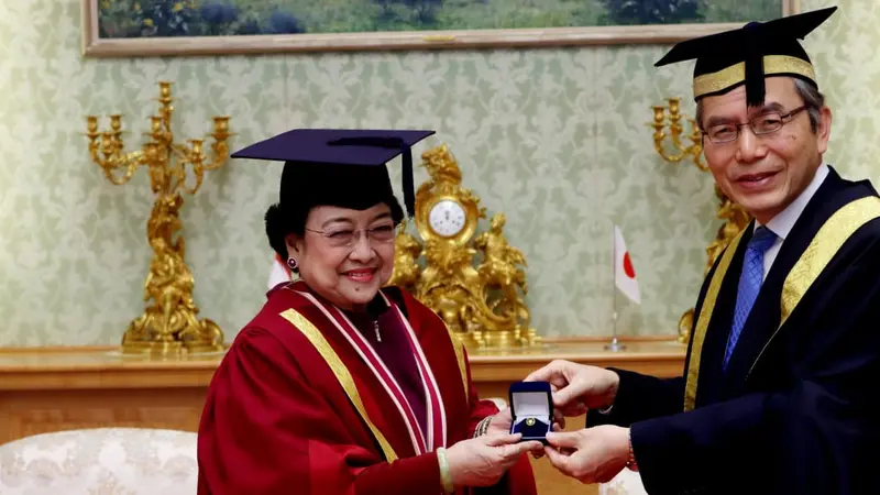 Megawarti Soekarnoputri Menerima Penghargaan Honoris Causa dari Universitas Soka Jepang
