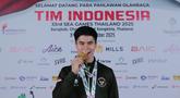 Atlet Wushu, Edgar Xavier Marvelo, berpose setelah acara penyambutan atlet SEA Games 2025 di Bandara Soekarno-Hatta, Tangerang, Selasa (16/12/2025). (Bola.com/M Iqbal Ichsan)