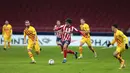 Penyerang Atletico Madrid, Joao Felix, berusaha melewati pemain Barcelona pada laga Liga Spanyol di Stadion Wanda Metropolitano, Minggu (22/11/2020). Barcelona takluk dengan skor 1-0. (AP/Bernat Armangue)