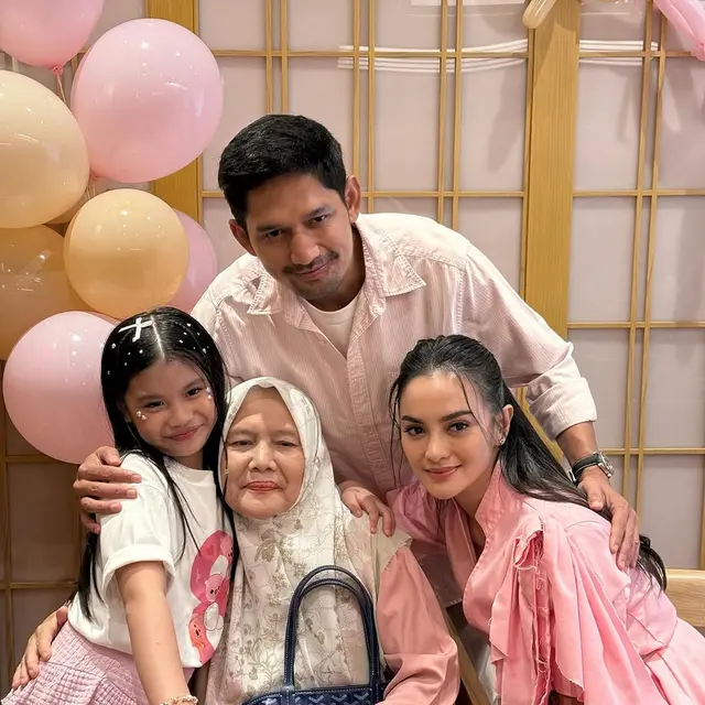 5 Momen Kebersamaan Penuh Kenangan Ibnu Jamil dengan Sang Ibunda yang Meninggal Dunia (credit: instagram/ibnujamilo).