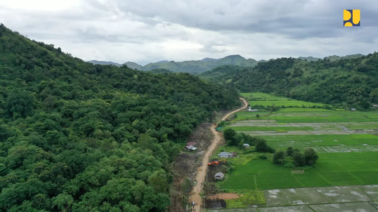 Kementerian PUPR tengah menyelesaikan peningkatan dan pembangunan jalan baru dari Labuan Bajo menuju Tana Mori sepanjang 25 km.