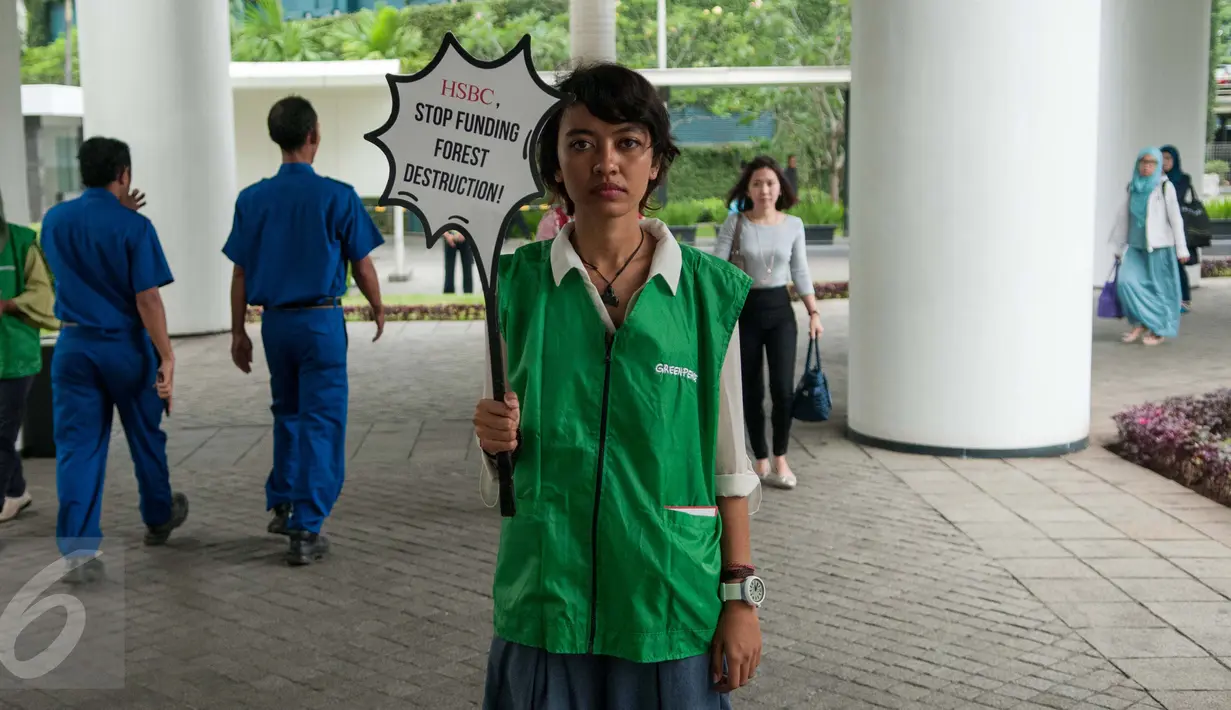 Aktivis Greenpeace Indonesia saat mengelar aksi damai di kawasan kantor HSBC, kompleks World Trade Center (WTC) I, Jakarta, Kamis (9/2). (Liputan6.com/Gempur M Surya)