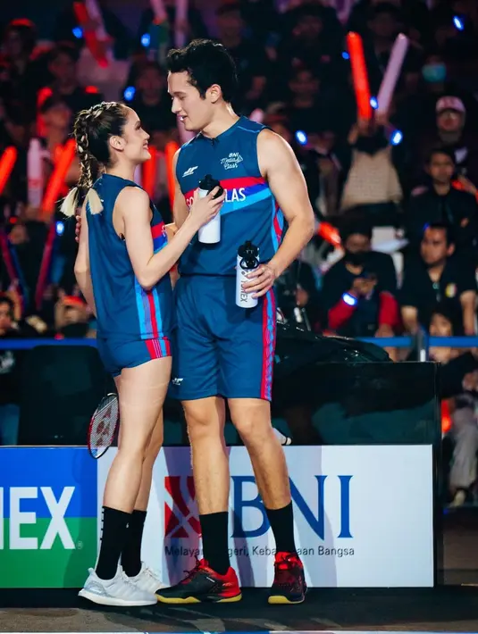 Cinta dan Arya tampak kompak dalam pertandingan tersebut. Keduanya melawan tim pasangan Rangga Azof dan Caitlin Halderman. [Instagram/claurakiehl]