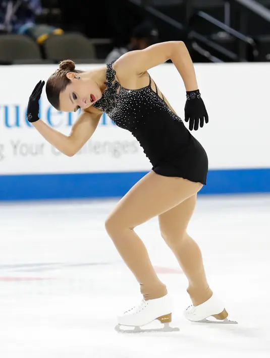 Atlet figure skating Roberta Rodeghiero melakukan tariannya di Skate America 2016 di Sears Center Aren, Chicago, AS (21/10). Olahraga ice skating ini mirip seperti tarian balet. (Reuters/ Kamil Krzaczynski)
