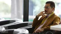 Mantan Menteri Dalam Negeri Gamawan Fauzi duduk menunggu memenuhi panggilan KPK, Jakarta, Rabu (12/10).  Pemanggilan Gamawan terkait kasus dugaan korupsi proyek penerapan e-KTP. (Liputan6.com/Helmi Afandi)