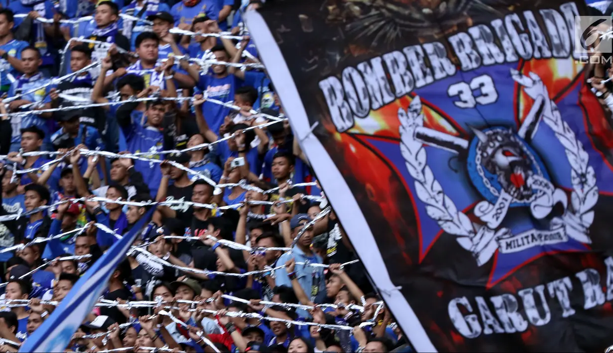 Suporter tim Maung Bandung mengibarkan bendera saat menyaksikan laga antara Persib melawan Sriwijaya FC di laga pembuka Piala Presiden 2018 di Stadion GBLA, Bandung, Selasa (16/1). Persib unggul 1-0. (Liputan6.com/Helmi Fithriansyah)