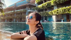 Cut Tari memiliki cara tersendiri untuk melepas penat. Seperti menikmati momen dengan berenang. Momen Cut Tari berenang cantik ini curi perhatian karena terlihat awet muda. Netizen pun merasa adem lihat foto Cut Tari. (Liputan6.com/IG/cuttaryofficial)