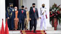 Presiden Joko Widodo atau Jokowi (kedua kanan) didampingi Wakil Presiden Ma'ruf Amin saat mengikuti upacara HUT ke-76 TNI di halaman Istana Merdeka, Jakarta, Selasa (5/10/2021). (Foto: Istana Kepresidenan)