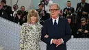 Pemimpin redaksi Vogue, Anna Wintour dan aktor Inggris Bill Nighy tiba untuk Met Gala 2023 di Metropolitan Museum of Art, New York, Senin (1/5/2023). (Photo by Angela WEISS / AFP)