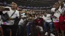 Gelandang Timnas Indonesia, Andik Vermansah, foto bersama penonton difabel usai melawan Islandia pada laga persahabatan di SUGBK, Jakarta, Minggu (14/1/2018). Timnas Indonesia kalah 1-4 dari Islandia. (Bola.com/Vitalis Yogi Trisna)