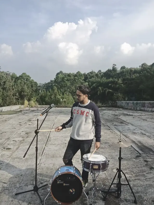 6 Potret Resa Vokalis Kuburan Band Tanpa Makeup, Bikin Pangling