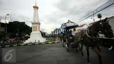 Sejumlah peserta mengikuti kirab dengan menaiki andong melintasi kawasan Tugu ,Yogyakarta,(14/5/2016).Kirab di laksanakan untuk menyambut peringatan ulang tahun satu abad kabupaten sleman.(Boy Harjanto)