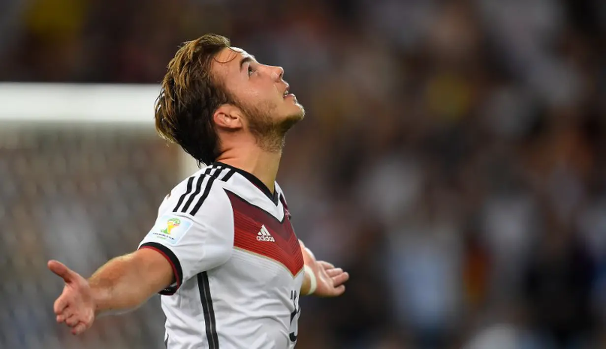Penyerang Jerman Mario Goetze merayakan golnya dengan selebrasi menatap langit saat Jerman bertemu Argentina,The Maracana Stadium, Rio de Janeiro (13/07/2014) (AFP PHOTO/ODD ANDERSEN)