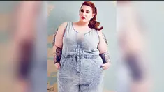 Inilah dia Tess Holliday, model dengan tubuh tergemuk di dunia. Holliday menjadi model pertama yang dikontrak oleh agensi dengan berat badan sekitar 113 kilogram.