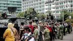 Tentara berdiri di atas alat utama sistem senjata (alutsista) saat perayaan HUT ke-77 TNI di Bundaran HI, Jakarta, Rabu (5/10/2022). Kegiatan yang diikuti oleh seluruh kesatuan jajaran TNI ini dalam rangka menyambut HUT ke-77 TNI. (Liputan6.com/Faizal Fanani)