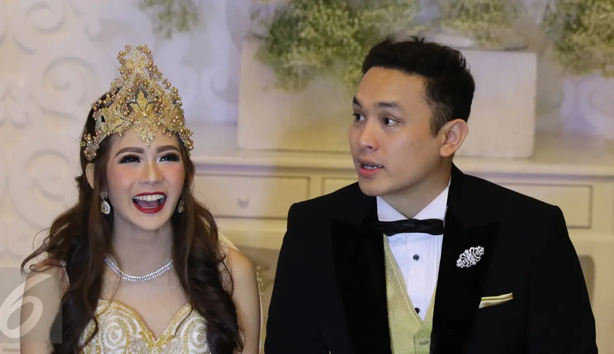 Pasangan Gilang Dirga dan Adiezty Fersa menjawab pertanyaan saat jumpa pers pernikahan mereka di Kelapa Gading, Jakarta, Minggu (18/9). Sebagaimana diketahui, Gilang Dirga telah berpacaran dengan Adiezty sejak 2014 silam. (Liputan6.com/Herman Zakharia)