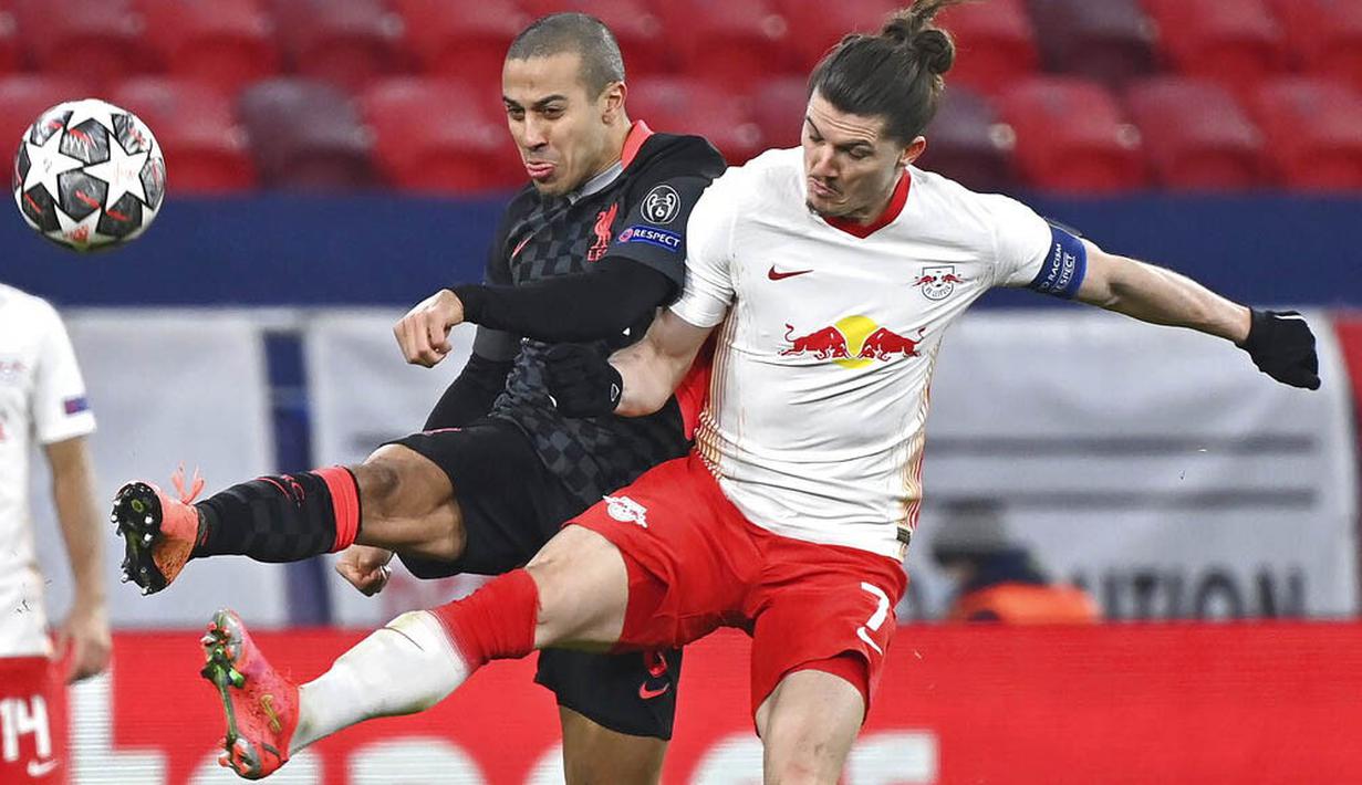 Gelandang Liverpool, Thiago Alcántara, berebut bola dengan pemain RB Leipzig, Marcel Sabitzer, pada laga Liga Champions di Stadion Puskas, Rabu (17/2/2021). Liverpool menang dengan skor 2-0. (Tibor Illyes/MTI via AP)