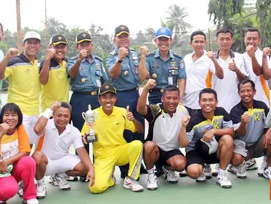 Citizen6, Cilangkap: Foto bersama dengan Tim Tenis Lapangan Kolinlamil setelah memenangkan pertandingan melawan Tim Tenis Armabar, Selasa (12/6). (Pengirim: Dispenkolinlamil)